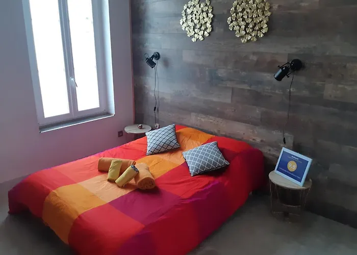 P&p Nimes-centre Bed & Breakfast