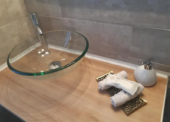 P&p Nimes-centre Bed & Breakfast